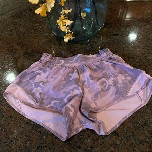 Lululemon Hotty Hot Short 2.5” Low Rise Pink Taupe Camo Women’s Size 4